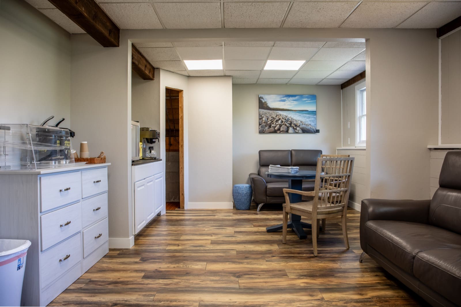 The Parkside Inn front desk and lobby