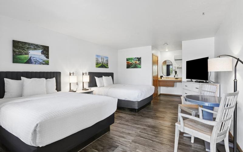 A 2 Queen room at Parkside Inn
